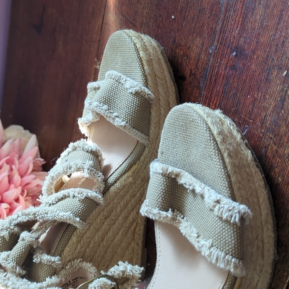 Candies Platform Woven Fabric Strap Sandles - Picture 3 of 13